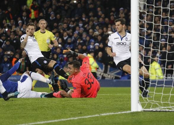 23rd November 2017, Goodison Park, Liverpool, England; UEFA Europa League, Everton versus Atalanta; Everton keeper Joel Robles saves at the feet of Alejandro Gomez of Atalanta in a goal mouth melee after Gomez had missed from the penalty after 48 minutes  ActionPlus11955151