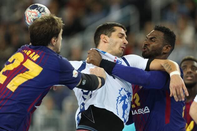 Zagreb, 23.11.2017. - Arena Zagreb hall, 2017 18 EHF Men s Champions League Group Phase. HC Prvo plinarsko drustvo (white) - ESP FC Barcelona Barca Lassa (blue) 24:32 Josip VALCIC (22) vs Dika MEM (24) and Viran MORROS DE ARGILA (27) 