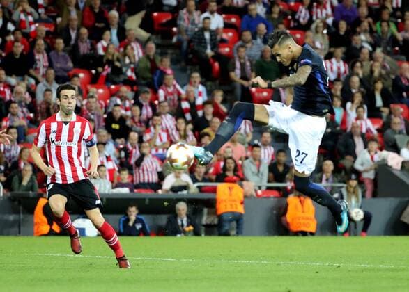 Hertha Berlin s striker Davie Selke (R) vies for the ball with Athletic Bilbao s midfielder Markel Susaeta during the UEFA Europa League Group J match between Athletic Bilbao and Hertha Berlin at the San Mames stadium in Bilbao, Basque Country, Spain, 23 November 2017. Athletic de Bilbao vs. Hertha Berlin !ACHTUNG: NUR REDAKTIONELLE NUTZUNG!  Copyright: xLuisxTejidox BIL011 20171123-636470754359015404