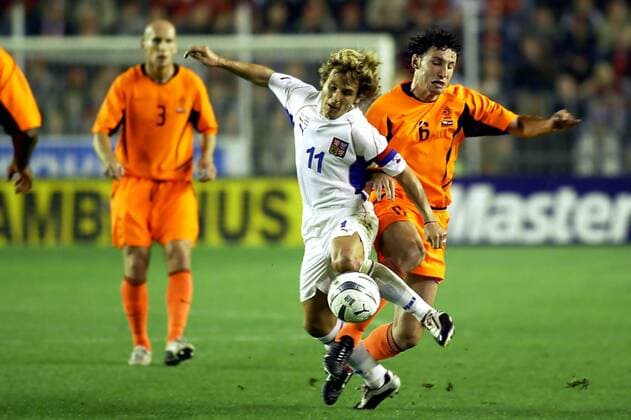 seizoen 2003 2004, praag 10-09-2003 , ek kwalificatie tjechie - nederland 3-1. pavel nedved met mark van bommel. wk2006 world cup tjechie tsjechie tjechie - nederland