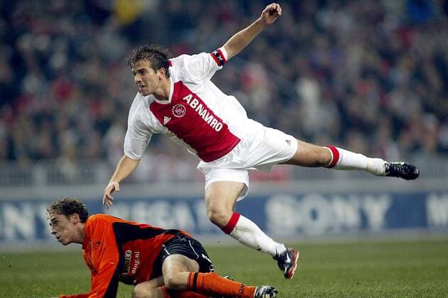 seizoen 2003 2004 , amsterdam 17-10-2003, ajax - volendam , rafael van der vaart haalt uit voor de 2-1 en laar verdediger gijs luirink kansloos ajax - volendam