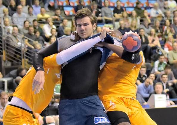 EHF-Pokal,Handball:Fuechse Berlin vs.FC Porto,23.11.2017 am Ball Erik Schmidt 28(Fuechse Berlin),waehrend des Spiels zwischen den Fuechse Berlin und dem FC Porto am 23.11.2017 in der Max Schmeling Halle Berlin, Deutschland. Handball,Maenner,3.Runde,EHF-Pokal
