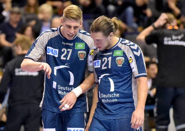 EHF-Pokal,Handball:Fuechse Berlin vs.FC Porto,23.11.2017 Erik Gerntke ( 27 Fuechse Berlin),Mattias Zachrisson 21(Fuechse Berlin),waehrend des Spiels zwischen den Fuechse Berlin und dem FC Porto am 23.11.2017 in der Max Schmeling Halle Berlin, Deutschland. Handball,Maenner,3.Runde,EHF-Pokal