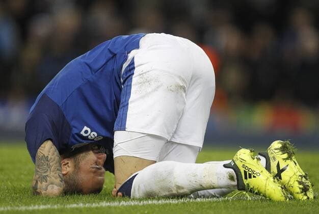Bilder des Tages - SPORT 23rd November 2017, Goodison Park, Liverpool, England; UEFA Europa League, Everton versus Atalanta; Sandro Ram& xed;rez of Everton rolls on the floor in pain after being fouled early in the game  ActionPlus11955284