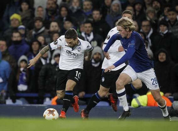 23rd November 2017, Goodison Park, Liverpool, England; UEFA Europa League, Everton versus Atalanta; Alejandro Gomez of Atalanta cuts in from the wing as Tom Davies of Everton challenges  ActionPlus11955287