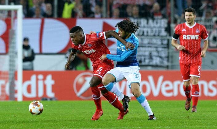 Fussball, UEFA Europa League, Herren, Saison 2017 2018, Gruppe H, 5. Spieltag, Rhein Energie Stadion Köln, 1. FC Köln (rot) - FC Arsenal London (blau) 1:0; Jhon Cordoba (FC Köln), Mohamed Elneny (Arsenal), Aktion.