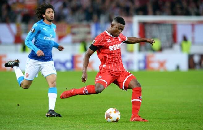 Fussball, UEFA Europa League, Herren, Saison 2017 2018, Gruppe H, 5. Spieltag, Rhein Energie Stadion Köln, 1. FC Köln (rot) - FC Arsenal London (blau) 1:0; Jhon Cordoba (FC Köln), Mohamed Elneny (Arsenal), Aktion.