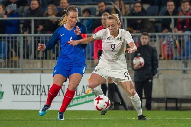 v.li.: Amandine Henry (Frankreich, 6) im Zweikampf, Duell mit, duel with Mandy Islacker (Deutschland, 9), Fussball, Frauen-Länderspiel, Deutschland - Frankreich,