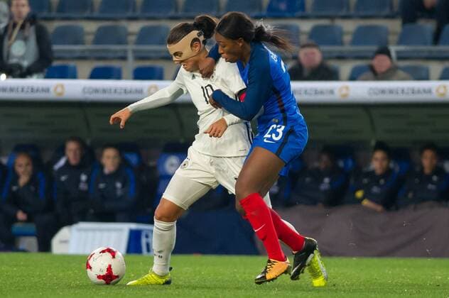 v.li.: Dzsenifer Marozsan (Deutschland, 10) im Zweikampf, Duell mit, duel with Grace Geyoro (Frankreich, 23), Fussball, Frauen-Länderspiel, Deutschland - Frankreich,
