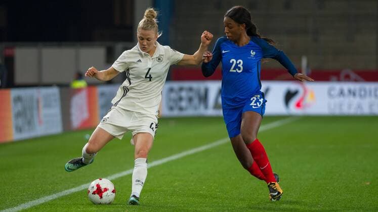 v.li.: Leonie Maier (Deutschland, 4) im Zweikampf, Duell mit, duel with Grace Geyoro (Frankreich, 23), Fussball, Frauen-Länderspiel, Deutschland - Frankreich,