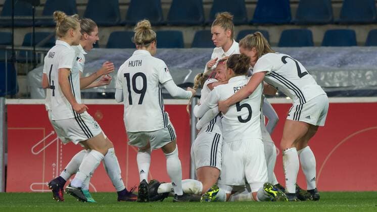 Die Spielerinnen von Deutschland mit Torjubel, Jubel, Freude über das Tor zum 1:0, goal celebration, Fussball, Frauen-Länderspiel, Deutschland - Frankreich,