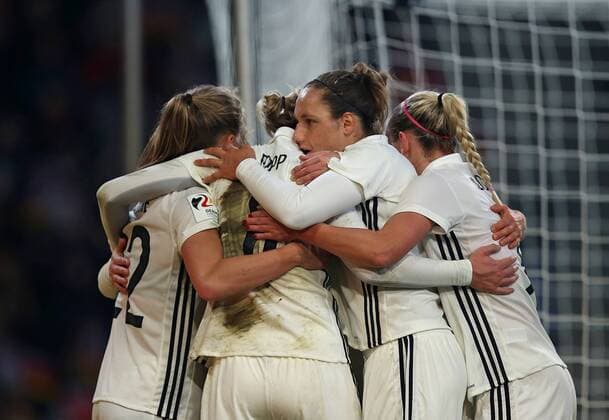 24.11.2017, Fussball Frauen Länderspiel, Deutschland - Frankreich, in der SchücoArena Bielefeld. Jubel Deutschland zum Tor zum 2:0