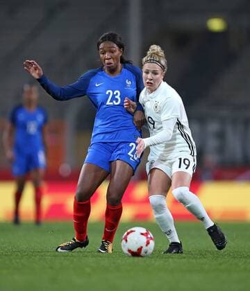 24.11.2017, Fussball Frauen Länderspiel, Deutschland - Frankreich, in der SchücoArena Bielefeld. v.l. Grace Geyoro (Frankreich) gegen Svenja Huth (Deutschland)