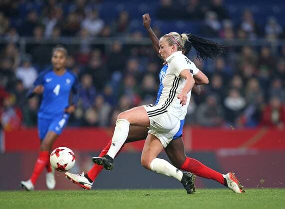 24.11.2017, Fussball Frauen Länderspiel, Deutschland - Frankreich, in der SchücoArena Bielefeld. v.l. Mandy Islacker (Deutschland) gegen Griedge Mbock Bathy (Frankreich)