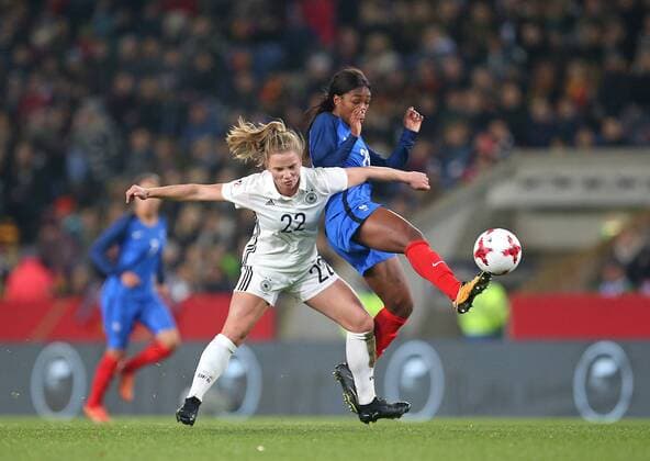 24.11.2017, Fussball Frauen Länderspiel, Deutschland - Frankreich, in der SchücoArena Bielefeld. v.l. Tabea Kemme (Deutschland) gegen Grace Geyoro (Frankreich)