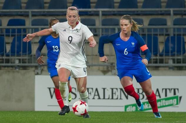 v.li.: Mandy Islacker (Deutschland, 9) im Laufduell, Zweikampf, Duell mit, duel with Amandine Henry (Frankreich, 6), Fussball, Frauen-Länderspiel, Deutschland - Frankreich,