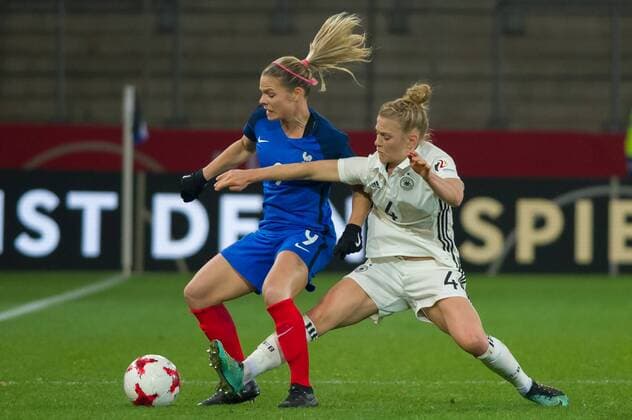 v.li.: Eugenie Le Sommer (Frankreich, 9) im Zweikampf, Duell mit, duel with Leonie Maier (Deutschland, 4), Fussball, Frauen-Länderspiel, Deutschland - Frankreich,