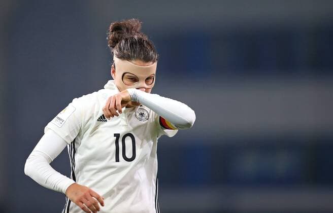 24.11.2017, Fussball Frauen Länderspiel, Deutschland - Frankreich, in der SchücoArena Bielefeld. Dzsenifer Marozsan (Deutschland) mit Maske