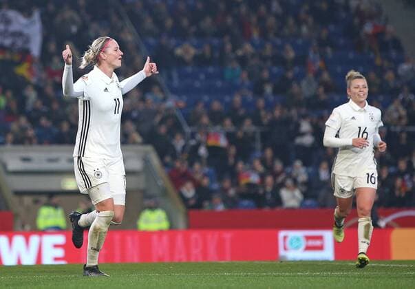24.11.2017, Fussball Frauen Länderspiel, Deutschland - Frankreich, in der SchücoArena Bielefeld. Jubel v.l. Torschütze Alexandra Popp (Deutschland) und Linda Dallmann (Deutschland) zum Tor zum 3:0