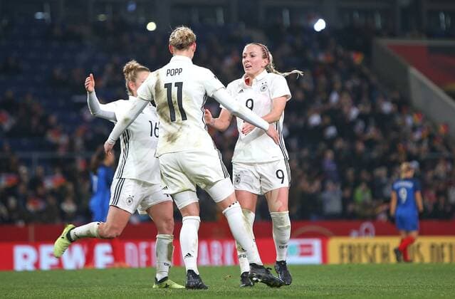 24.11.2017, Fussball Frauen Länderspiel, Deutschland - Frankreich, in der SchücoArena Bielefeld. Jubel v.l. Linda Dallmann (Deutschland) , Torschütze Alexandra Popp (Deutschland) und Mandy Islacker (Deutschland) zum Tor zum 3:0