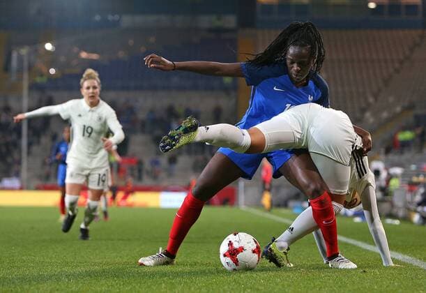 Themen der Woche - SPORT Bilder des Tages - SPORT 24.11.2017, Fussball Frauen Länderspiel, Deutschland - Frankreich, in der SchücoArena Bielefeld. v.l. Griedge Mbock Bathy (Frankreich) gegen Dzsenifer Marozsan (Deutschland)