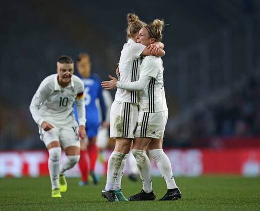 24.11.2017, Fussball Frauen Länderspiel, Deutschland - Frankreich, in der SchücoArena Bielefeld. Jubel v.l. Dzsenifer Marozsan (Deutschland) , Leonie Maier (Deutschland) und Torschütze Svenja Huth (Deutschland) zum Tor zum 4:0