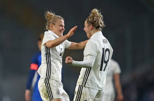 24.11.2017, Fussball Frauen Länderspiel, Deutschland - Frankreich, in der SchücoArena Bielefeld. Jubel v.l. Leonie Maier (Deutschland) und Torschütze Svenja Huth (Deutschland) zum Tor zum 4:0
