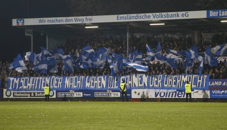 24.11.2017, Hänsch-Arena, Meppen, GER, Fußball, 3. Liga: SV Meppen vs SG Sonnenhof Großaspach. SVM Choreografie im Schatten der Nacht wehen die Fahnen der Übermacht Meppen Niedersachsen Germany Hänsch-Arena
