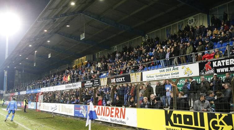 24.11.2017, Hänsch-Arena, Meppen, GER, Fußball, 3. Liga: SV Meppen vs SG Sonnenhof Großaspach. Die Haupttribüne füllt sich. Meppen Niedersachsen Germany Hänsch-Arena