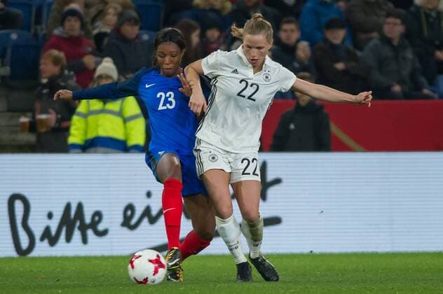 v.li.: Grace Geyoro (Frankreich, 23) im Zweikampf, Duell mit, duel with Tabea Kemme (Deutschland, 22), Fussball, Frauen-Länderspiel, Deutschland - Frankreich,