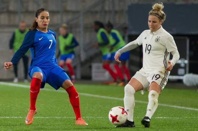 v.li.: Amel Majri (Frankreich, 7) im Zweikampf, Duell mit, duel with Svenja Huth (Deutschland, 19), Fussball, Frauen-Länderspiel, Deutschland - Frankreich,