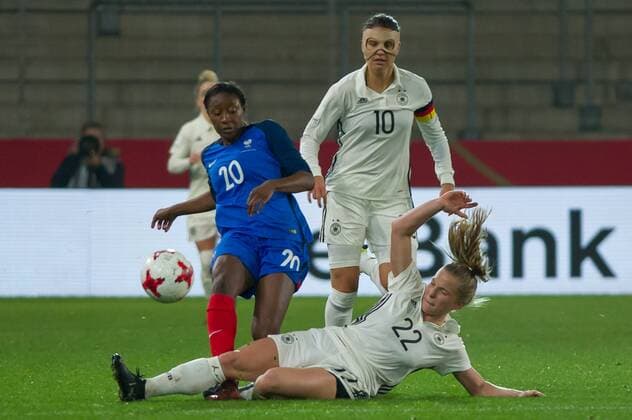 v.li.: Kadidiatou Diani (Frankreich, 20) im Zweikampf, Duell mit, duel with Tabea Kemme (Deutschland, 22), Fussball, Frauen-Länderspiel, Deutschland - Frankreich,