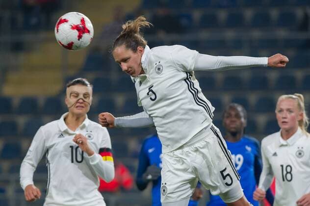 Babett Peter (Deutschland, 5) beim Kopfball, header, Fussball, Frauen-Länderspiel, Deutschland - Frankreich,