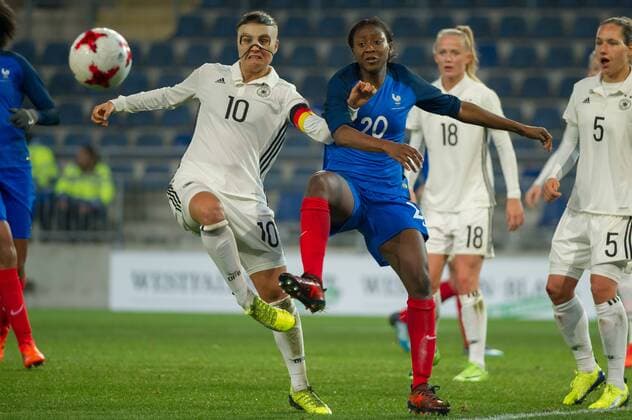v.li.: Dzsenifer Marozsan (Deutschland, 10) im Zweikampf, Duell mit, duel with Kadidiatou Diani (Frankreich, 20), Fussball, Frauen-Länderspiel, Deutschland - Frankreich,