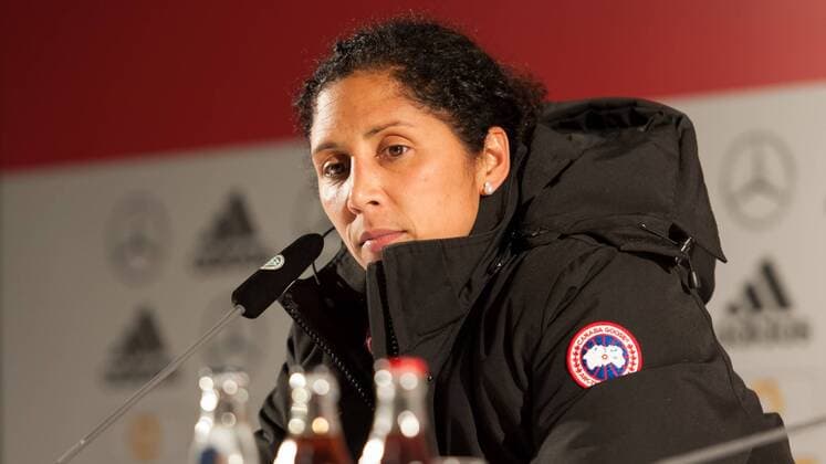 Bundestrainerin, Trainerin Steffi Jones (Deutschland) während der Pressekonferenz, at the press conference PK Pressekonferenz nachdenklich, thinkful, Fussball, Frauen-Länderspiel, Deutschland - Frankreich,