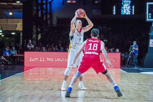GER, Qualifikation Basketball WM 2019 Deutschland vs. Georgien 24.11.2017, Arena, Chemnitz, GER, Qualifikation Basketball WM 2019 Deutschland vs. Georgien, im Bild Karsten Tadda ( 9, Deutschland), Merab Bokolishvili ( 18, Georgien),