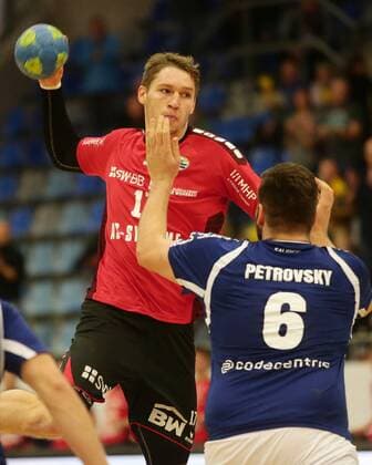 Bietigheim , Handball 2. Bundesliga SG BBM Bietigheim vs. Bergischer HC , von oben: Gerdas Babarskas ( BBM ) Leos Petrovsky ( BERG )
