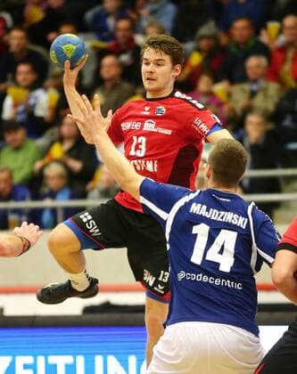 Bietigheim , Handball 2. Bundesliga SG BBM Bietigheim vs. Bergischer HC , von oben: Valentin Schmidt ( BBM ) Maciej Majdzinski ( Berg )