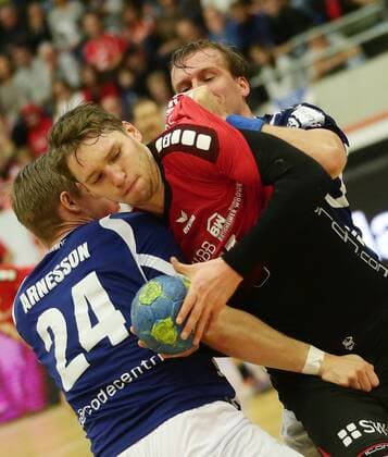 Bietigheim , Handball 2. Bundesliga SG BBM Bietigheim vs. Bergischer HC , von links: Linus Arnesson ( Berg ) Gerdas Babarskas ( BBM )