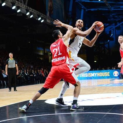 Johannes Thiemann (Deutschland) re., Akaki Dvalishvili (Georgien) li., Deutschland vs. Georgien, Basketball, Qualifikation World Cup 2019, 24.11.2017, Chemnitz Copyright: xEibner-Pressefoto BertxHarzerx EP_BHR
