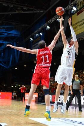 Robin Benzing (Deutschland) re. und Manutschar Markoischwili (Georgien) li., Deutschland vs. Georgien, Basketball, Qualifikation World Cup 2019, 24.11.2017, Chemnitz Copyright: xEibner-Pressefoto BertxHarzerx EP_BHR