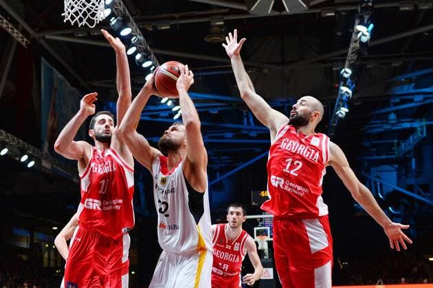 Danilo Barthel (Deutschland) am Ball, Levan Palsatsia (Georgien) re. und Manutschar Markoischwili (Georgien) li., Deutschland vs. Georgien, Basketball, Qualifikation World Cup 2019, 24.11.2017, Chemnitz Copyright: xEibner-Pressefoto BertxHarzerx EP_BHR