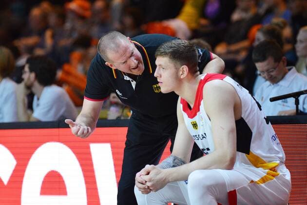 Henrik Roedl (Cheftrainer, Deutschland) li. und Isaiah Hartenstein (Deutschland) re., Deutschland vs. Georgien, Basketball, Qualifikation World Cup 2019, 24.11.2017, Chemnitz Copyright: xEibner-Pressefoto BertxHarzerx EP_BHR