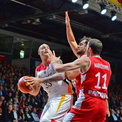 Themen der Woche - SPORT Bilder des Tages - SPORT Maik Zirbes (Deutschland) li. und Manutschar Markoischwili (Georgien) re., Deutschland vs. Georgien, Basketball, Qualifikation World Cup 2019, 24.11.2017, Chemnitz Copyright: xEibner-Pressefoto BertxHarzerx EP_BHR