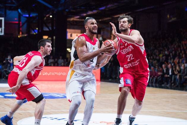 GER, Qualifikation Basketball WM 2019 Deutschland vs. Georgien 24.11.2017, Arena, Chemnitz, GER, Qualifikation Basketball WM 2019 Deutschland vs. Georgien, im Bild Johannes Thiemann ( 32, Deutschland), Nikoloz Tskitishvili ( 22, Georgien),