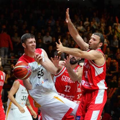 Isaiah Hartenstein (Deutschland) li. und Manutschar Markoischwili (Georgien) re., Deutschland vs. Georgien, Basketball, Qualifikation World Cup 2019, 24.11.2017, Chemnitz Copyright: xEibner-Pressefoto BertxHarzerx EP_BHR