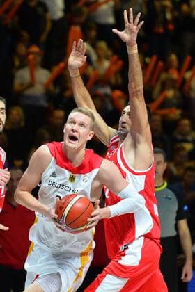 Robin Benzing (Deutschland) am Ball, Deutschland vs. Georgien, Basketball, Qualifikation World Cup 2019, 24.11.2017, Chemnitz Copyright: xEibner-Pressefoto BertxHarzerx EP_BHR