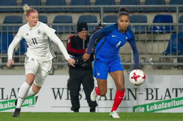 v.li.: Alexandra Popp (Deutschland, 11) im Zweikampf, Duell mit, duel with Laura Georges (Frankreich, 4), Fussball, Frauen-Länderspiel, Deutschland - Frankreich,