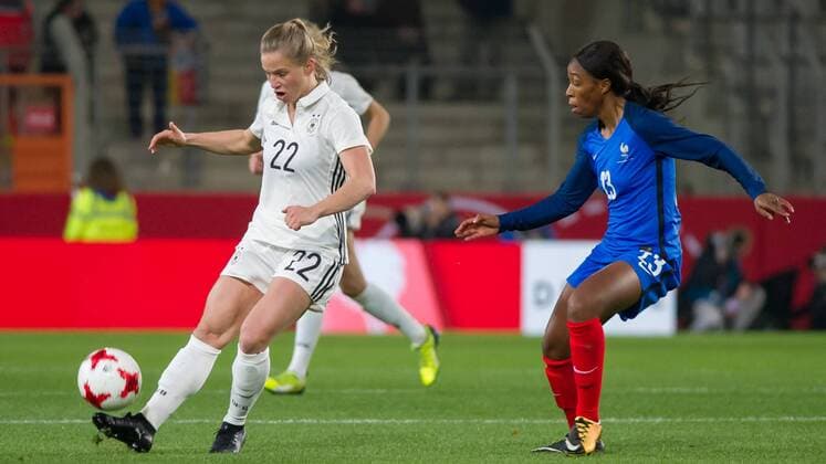 v.li.: Tabea Kemme (Deutschland, 22) im Zweikampf, Duell mit, duel with Grace Geyoro (Frankreich, 23), Fussball, Frauen-Länderspiel, Deutschland - Frankreich,