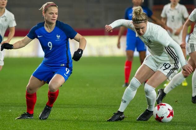 v.li.: Eugenie Le Sommer (Frankreich, 9) im Zweikampf, Duell mit, duel with Svenja Huth (Deutschland, 19), Fussball, Frauen-Länderspiel, Deutschland - Frankreich,